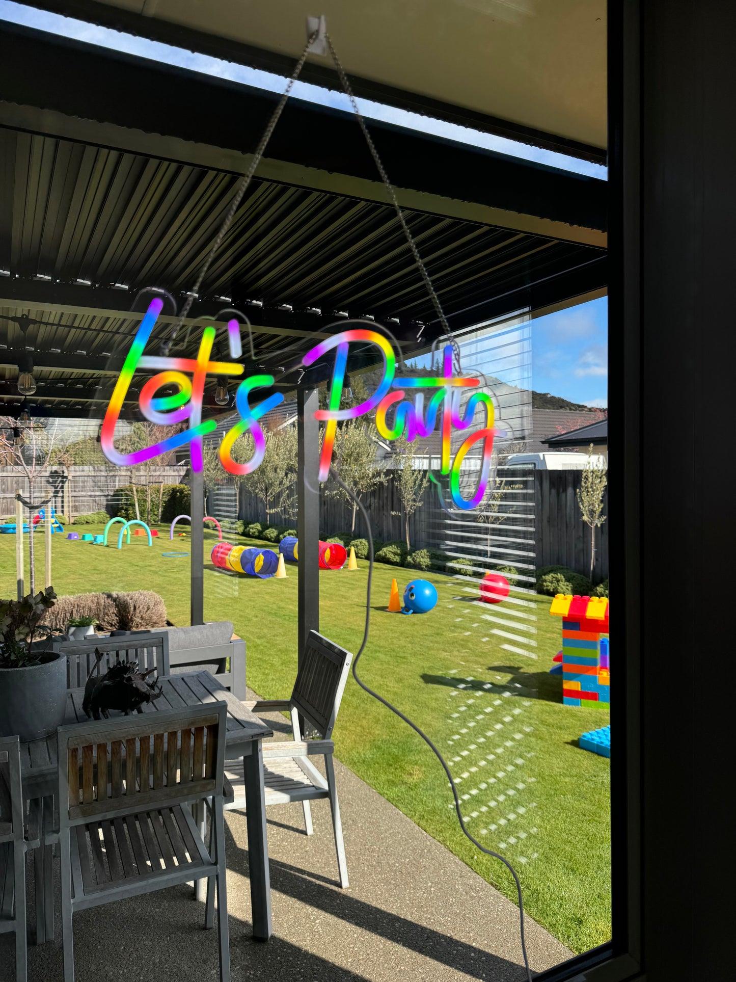 Hire: Neon Light - Let’s Party