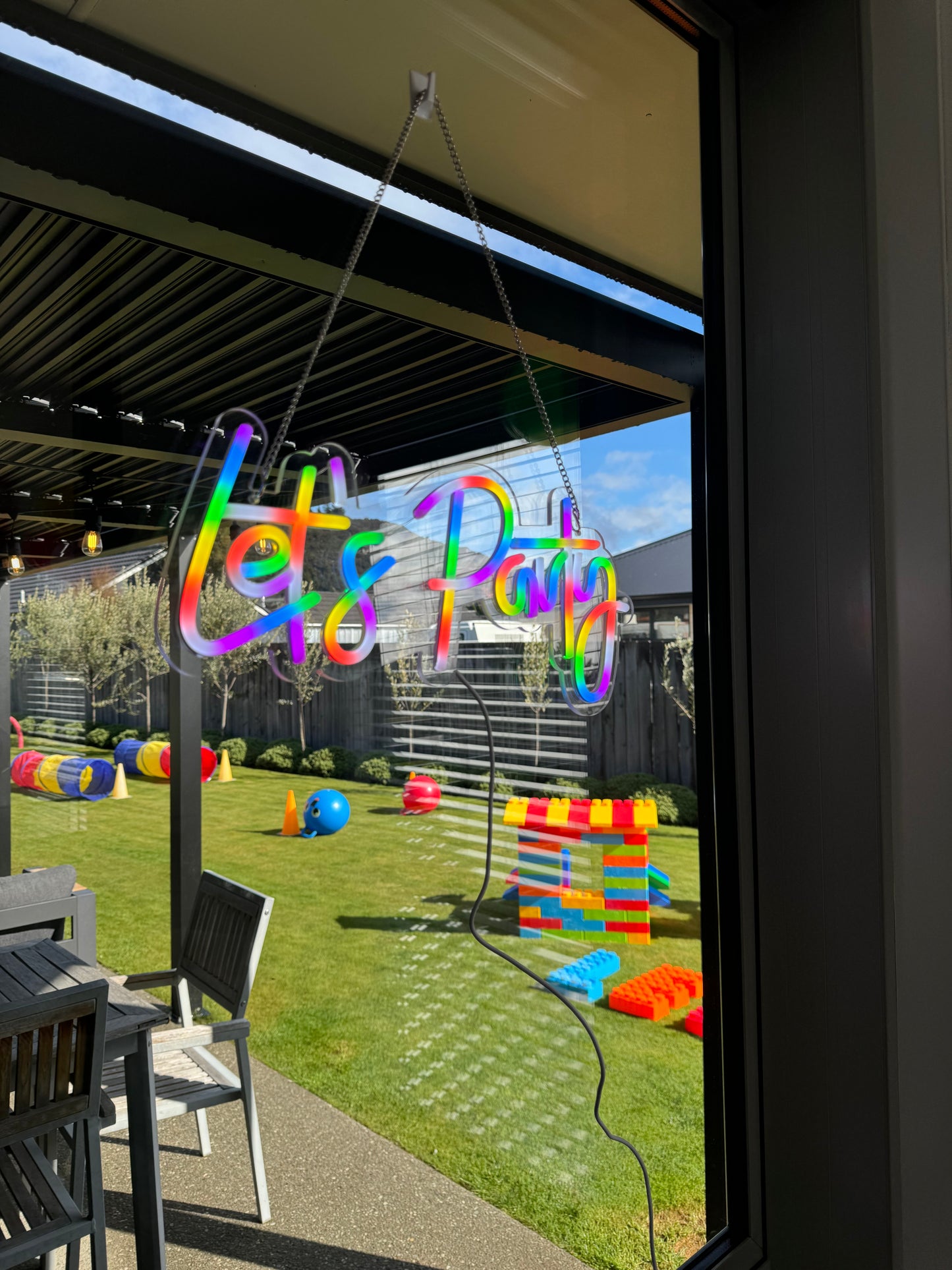 Hire: Neon Light - Let’s Party